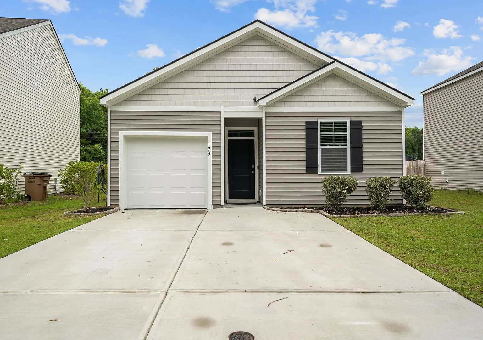 Spacious 4-Bedroom Home Near Fort Stewart with Open Floor Plan & Large Backyard — Photo 4