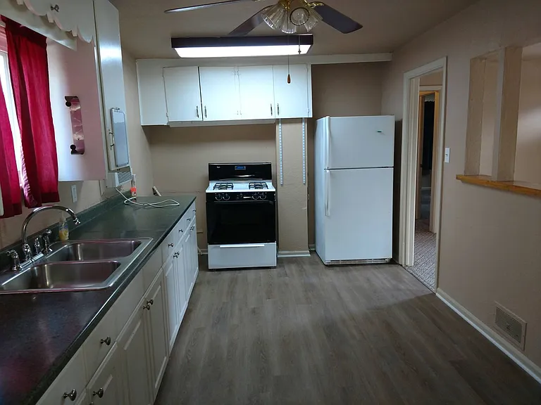 1809 W 32nd St — Photo 3