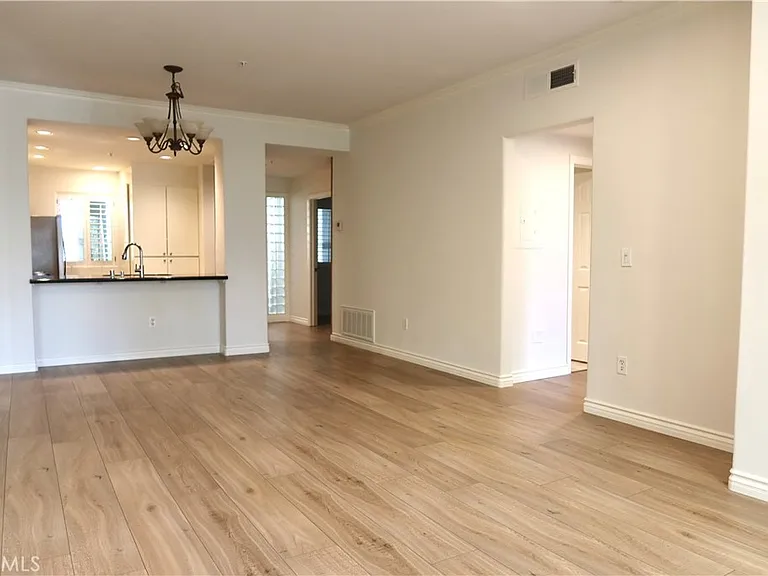 2243 Martin #110 — Photo 6