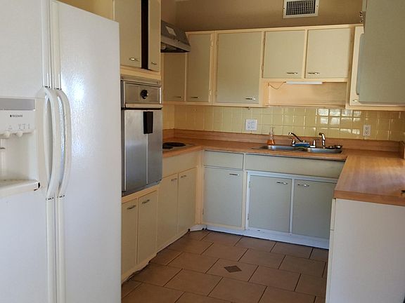 3rd image of 161 Poinsettia Cir NE