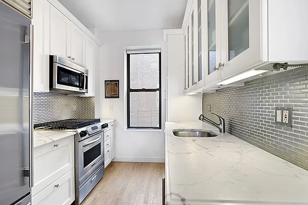 Sold by AAU Real Estate Advisors | media 3