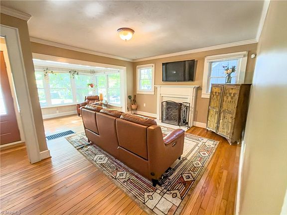 5th image of 856 Bellview St