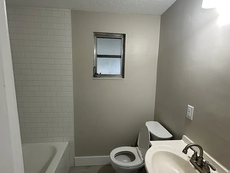 170 Parkwood Dr W — Photo 14