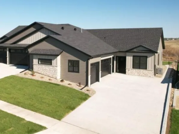 2108 Prairie Hawk Dr, Bismarck, ND 58503