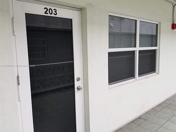 4th image of 524 Washington Ave APT 203