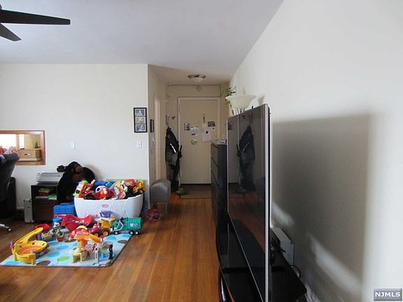 4th image of 400 Park Pl APT 5A