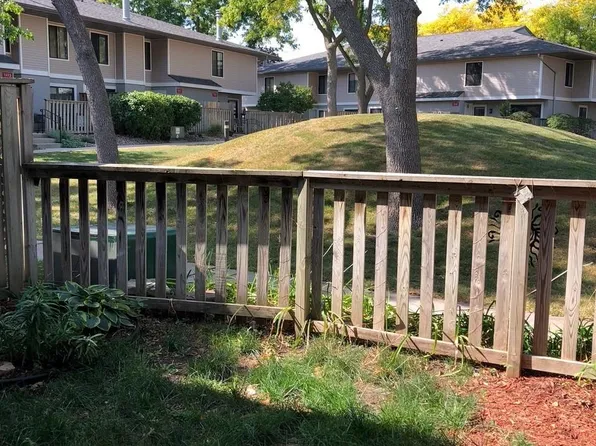 1158 Landmark Trl N, Hopkins, MN 55343