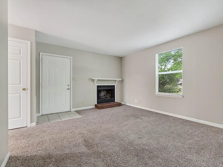 921 Kingsbury Dr #C — Photo 6
