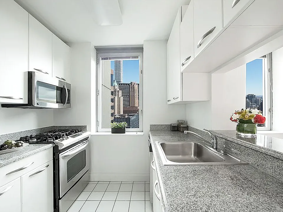 150 E 44th St #27B