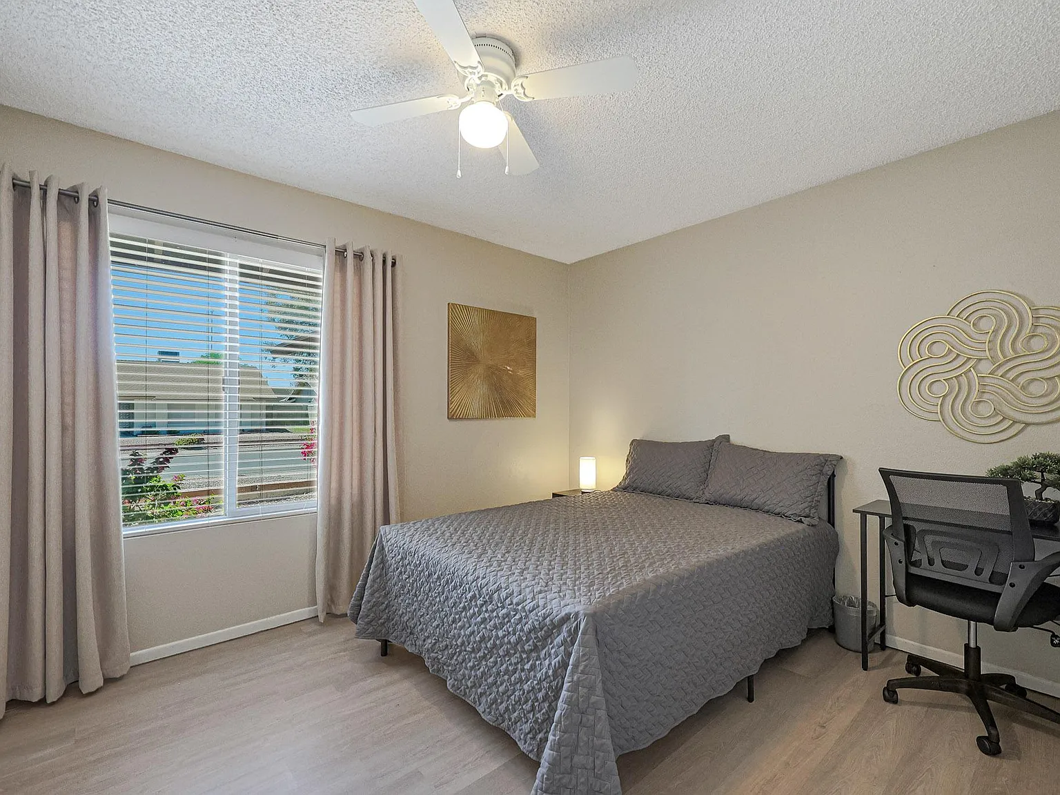 4 bed, 2.5 bath, 2400 sqft, $849 — Photo 3