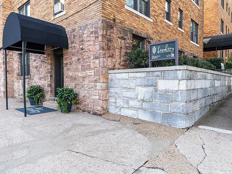 Lindsay 414 Leasing Office