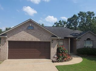18 W Point Dr, Maumelle, AR 72113