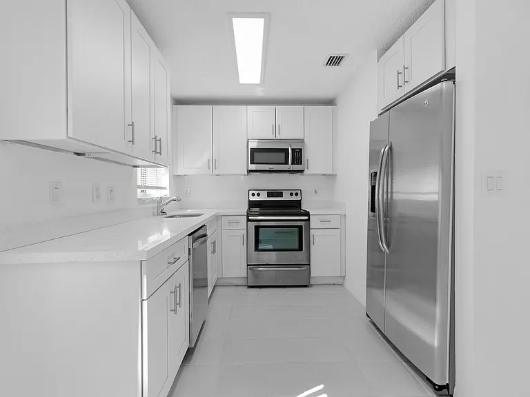 1428 NE 2nd Ave #1 — Photo 3