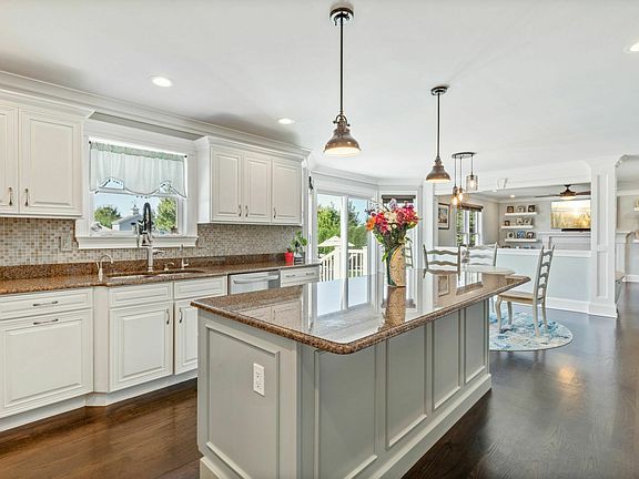 5th image of 711 Herricks Ln