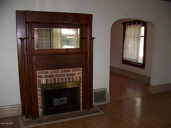 3rd image of 611 Elmwood Ct