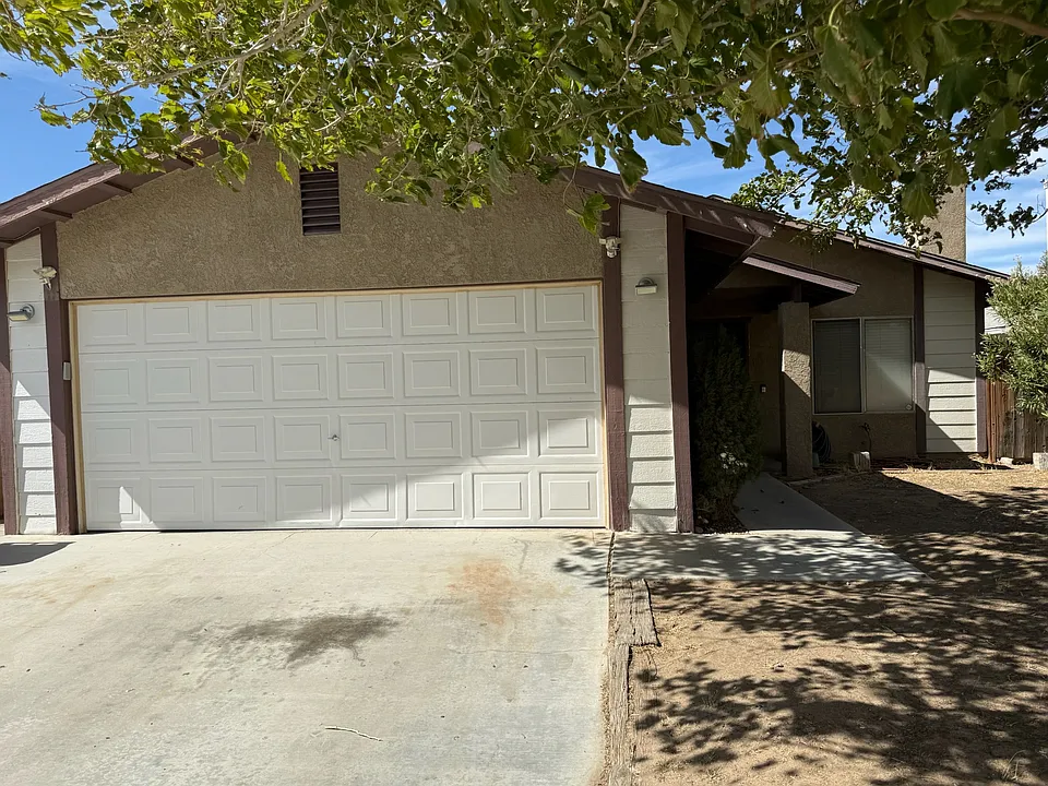 828 W Rader Ave
