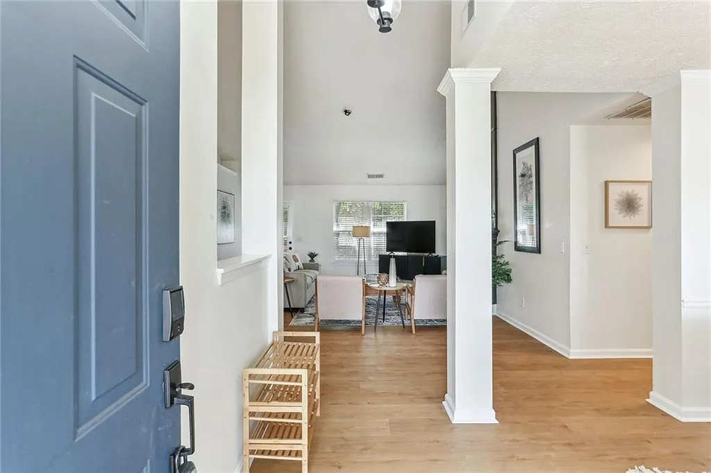 3 bed, 2.0 bath, 1530 sqft, $5,800 — Photo 3