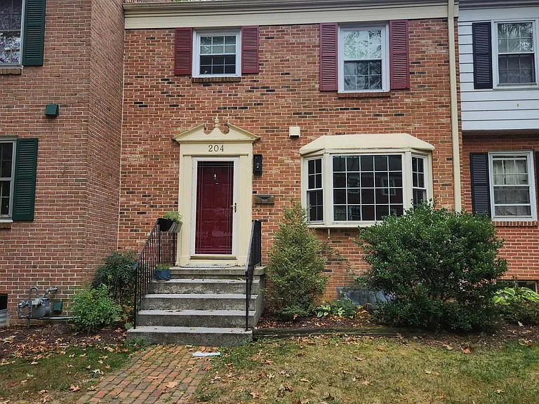 204 Huntington Ln — Photo 1