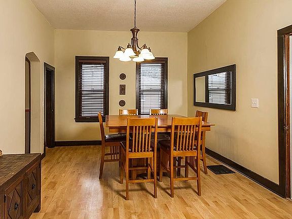 5th image of 212 Boulevard Ave NE