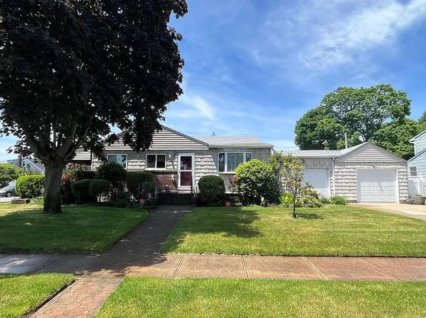 1474 Joyce Ln, Seaford, NY 11783