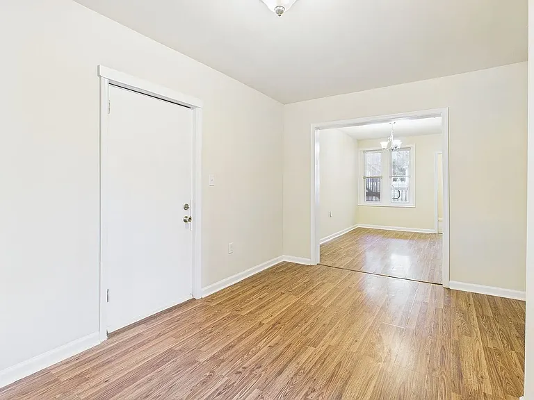 2400 Barton Ave — Photo 2