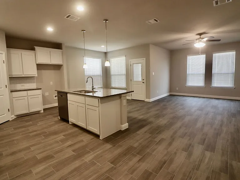1120 Eastland Ln — Photo 2