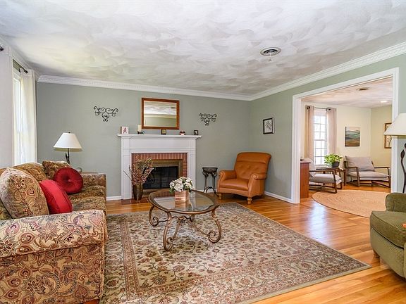 5th image of 36 Bubbling Brook Rd