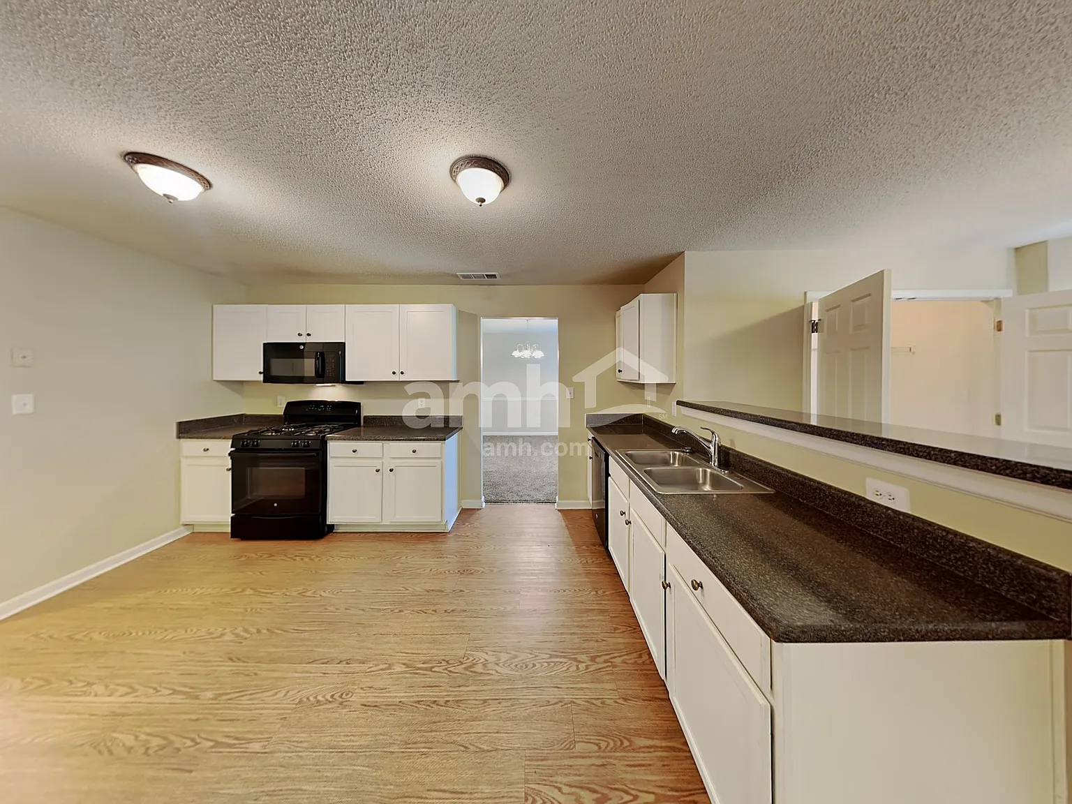 4 bed, 2.5 bath, 2880 sqft, $2,515 — Photo 4