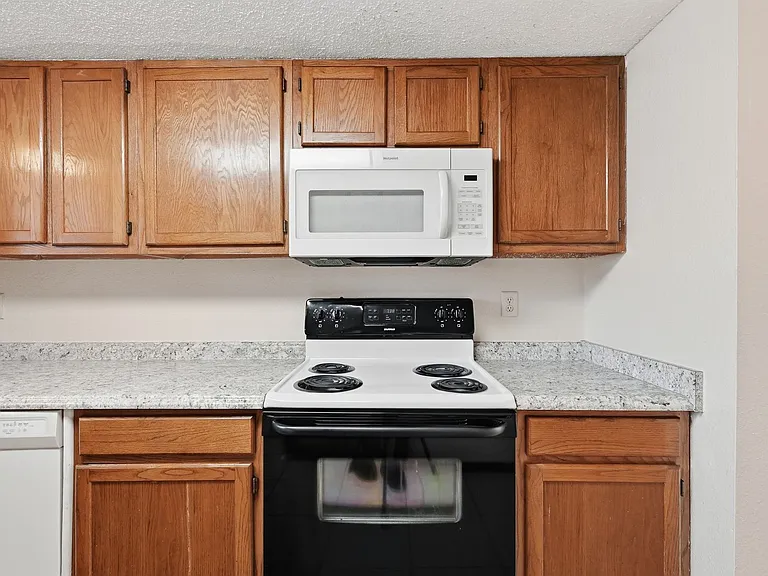 1807 Whispering Oaks Ln — Photo 8