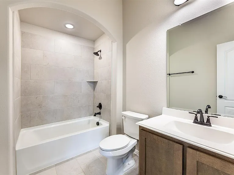 1304 Lancaster Dr — Photo 25