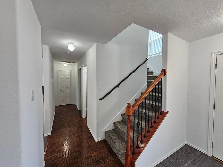 902 Fleming St — Photo 23