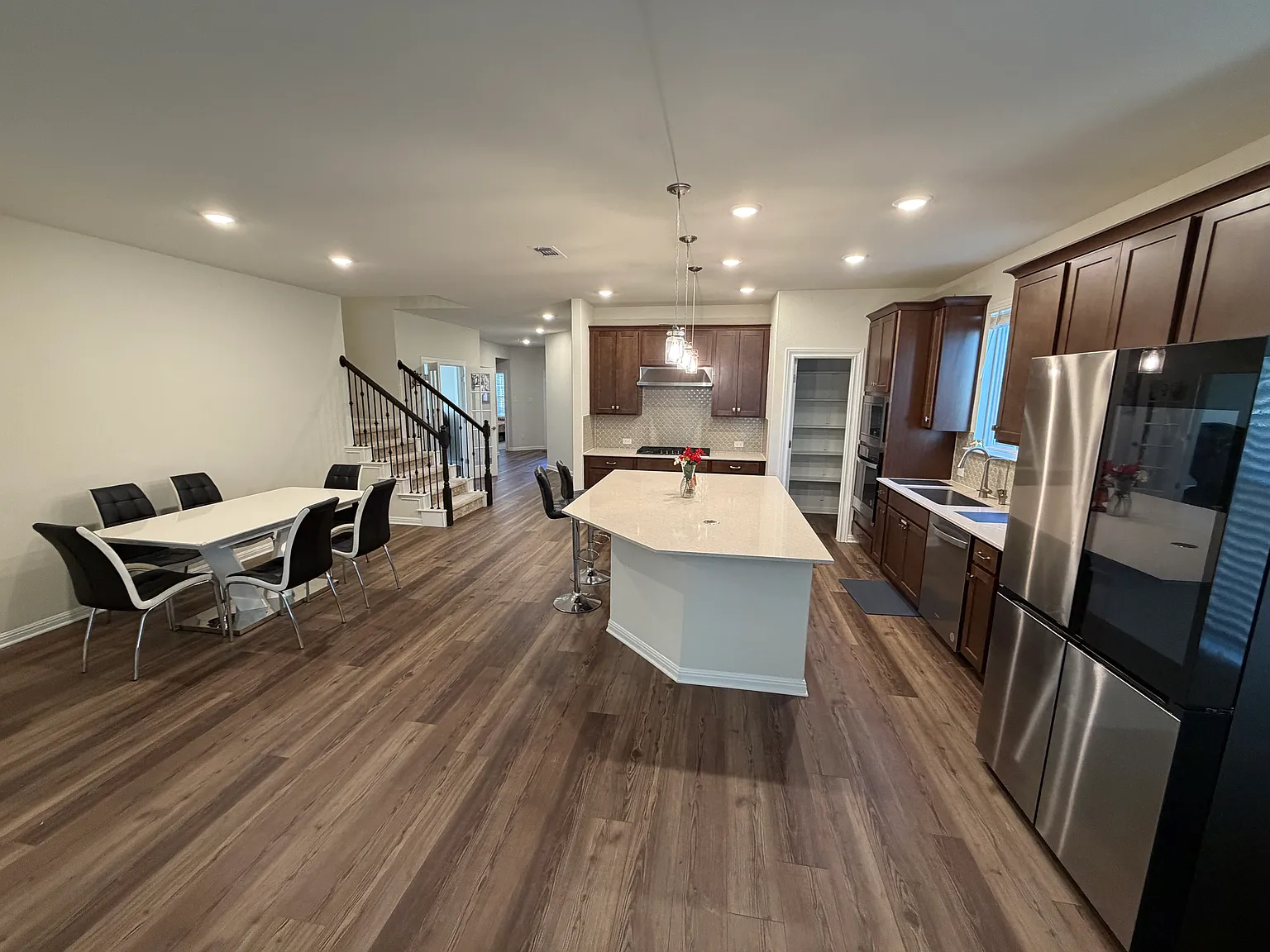 5 bed, 3300 sqft, $3,495 — Photo 4