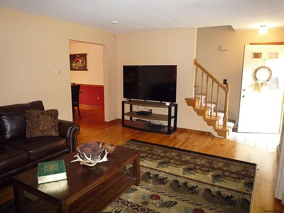 5th image of 43 Huckle Hill Ln