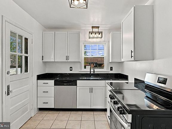 5th image of 303 Greystone Rd