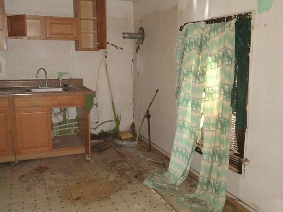 5th image of 1123 Smith St