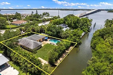 527 E Causeway Blvd