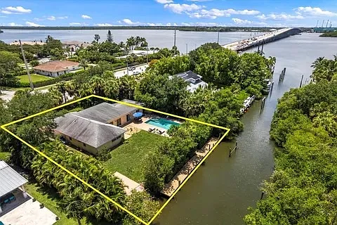 527 E Causeway Blvd Photo 1