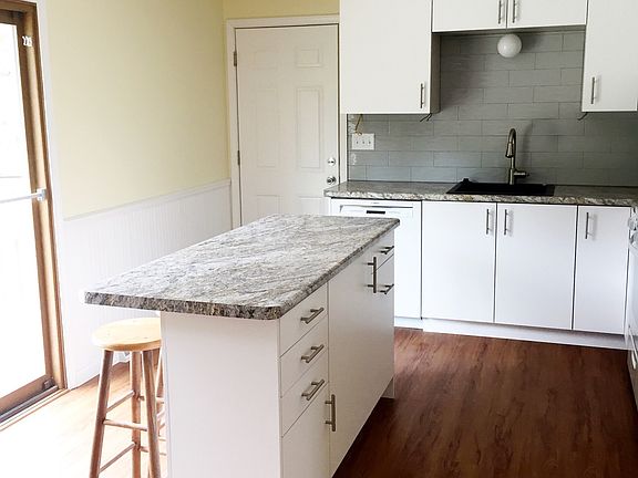Fully tiled backsplash
