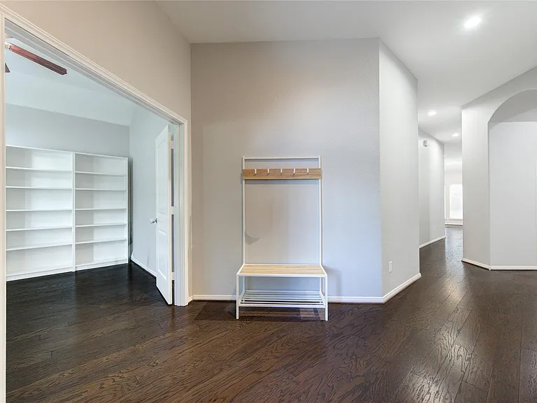 9802 Massanutten Ln — Photo 5