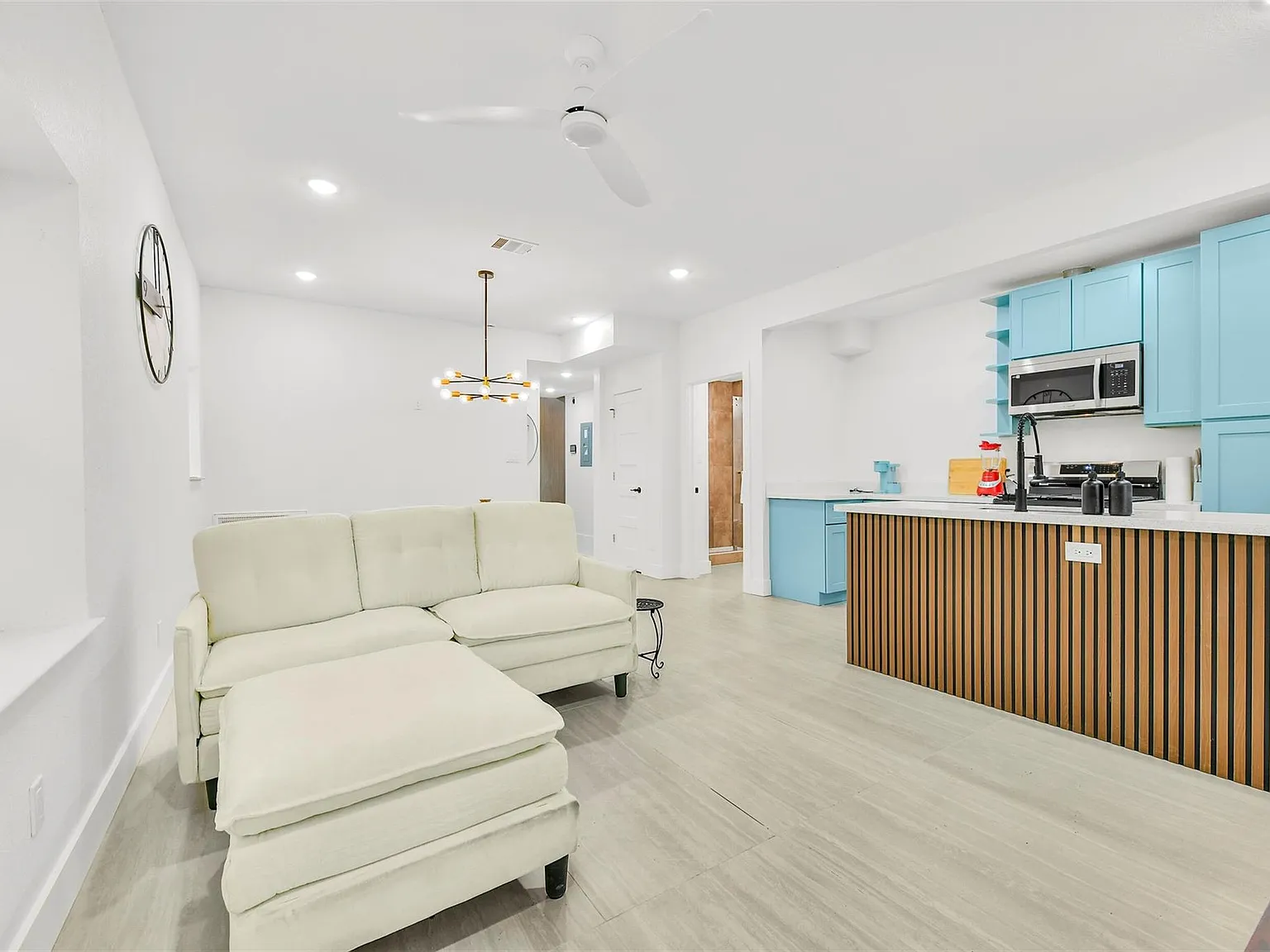 2 bed, 2.0 bath, 930 sqft, $1,800 — Photo 3