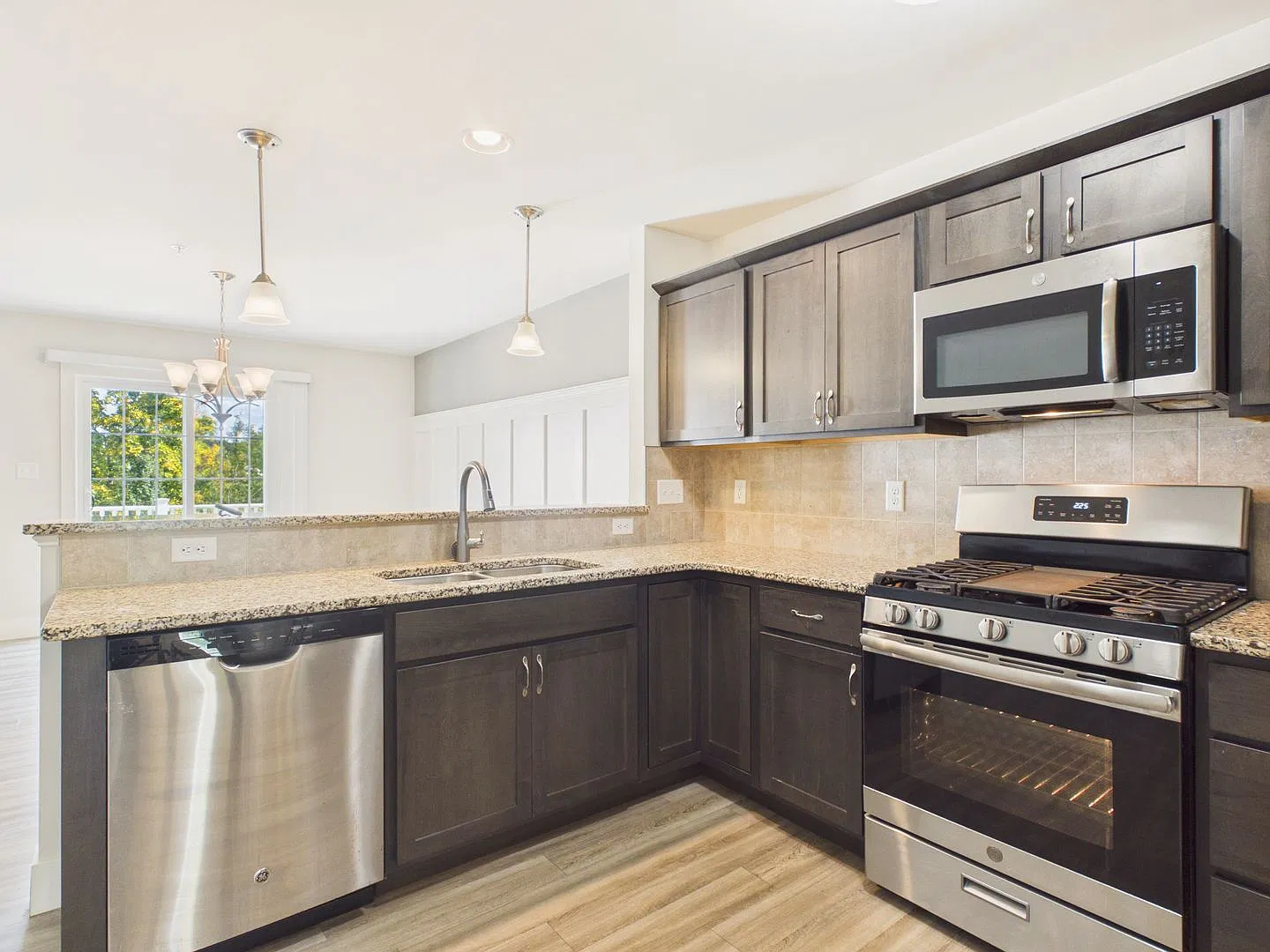 Coming Soon! Spacious 3 Bedroom Townhouse — Photo 3