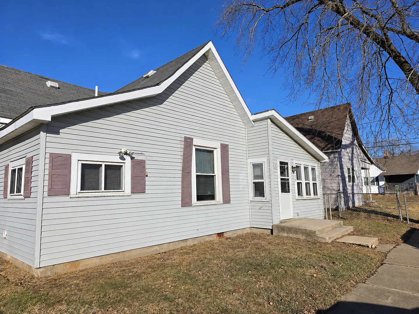 1506 W 10th St - Charming 4BR Home with Sunlit Rooms & Spacious Living Areas — Photo 4
