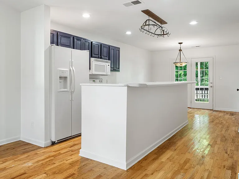 1004 W Walnut St — Photo 10
