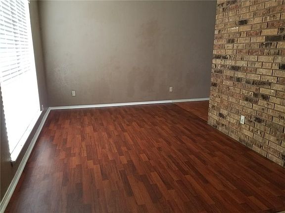 4th image of 1918 Victoria Dr
