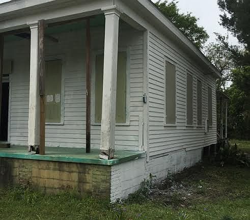 2nd image of 450 Charles St