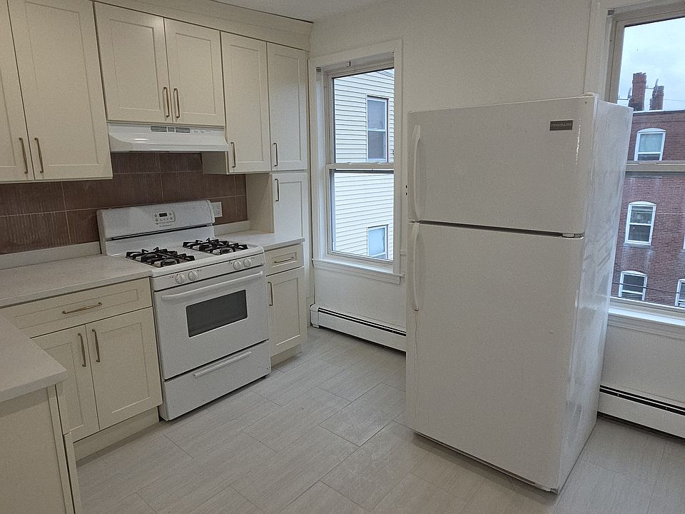 1st image of 206 Chelsea St APT 3
