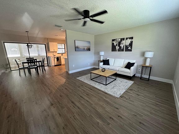 4th image of 2262 SE Montauk Street