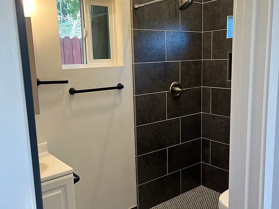 5th image of 831 Calabasas Rd