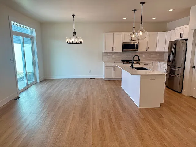 4 bed, 2151 sqft, $2,695 — Photo 4