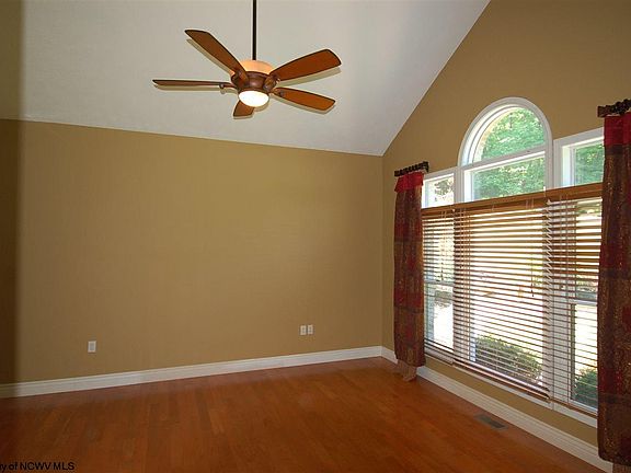 4th image of 1040 Lauren Dr